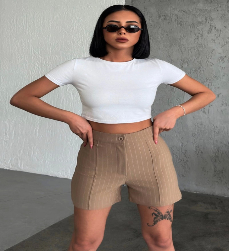 Zarif ve Şıklığı Bir Arada Sunan Yüksek Bel Krep Esnek Çimalı Çizgili Şort Bej ( Lisinya )
