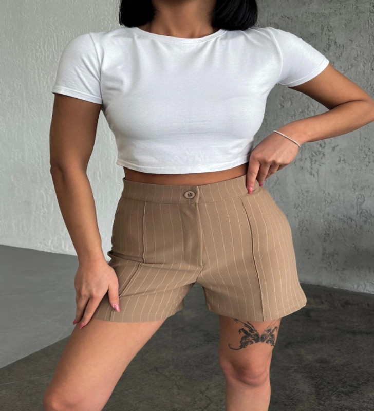 Zarif ve Şıklığı Bir Arada Sunan Yüksek Bel Krep Esnek Çimalı Çizgili Şort Bej ( Lisinya )