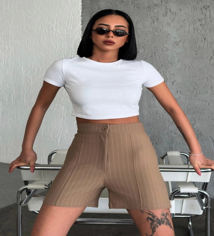 Zarif ve Şıklığı Bir Arada Sunan Yüksek Bel Krep Esnek Çimalı Çizgili Şort Bej ( Lisinya )