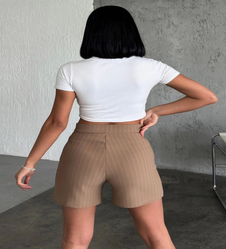 Zarif ve Şıklığı Bir Arada Sunan Yüksek Bel Krep Esnek Çimalı Çizgili Şort Bej ( Lisinya )
