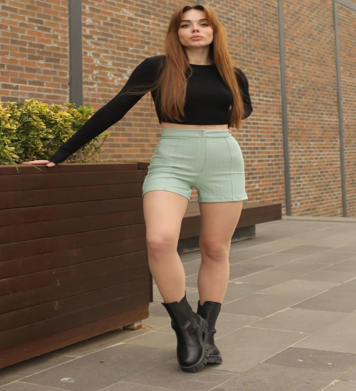 Zarif ve Şıklığı Bir Arada Sunan Yüksek Bel Krep Esnek Çimalı Çizgili Şort Su Yeşili ( Lisinya )