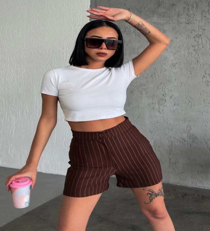 Zarif ve Şıklığı Bir Arada Sunan Yüksek Bel Krep Esnek Çimalı Çizgili Şort Kahverengi ( Lisinya )