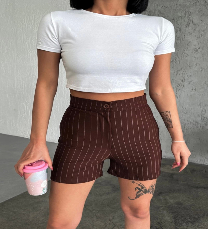 Zarif ve Şıklığı Bir Arada Sunan Yüksek Bel Krep Esnek Çimalı Çizgili Şort Kahverengi ( Lisinya )