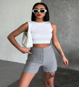 Zarif ve Şıklığı Bir Arada Sunan Yüksek Bel Krep Esnek Çimalı Çizgili Şort Gri ( Lisinya )