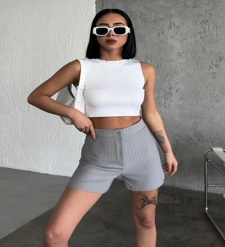 Zarif ve Şıklığı Bir Arada Sunan Yüksek Bel Krep Esnek Çimalı Çizgili Şort Gri ( Lisinya )