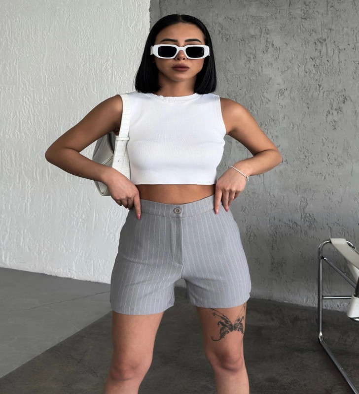 Zarif ve Şıklığı Bir Arada Sunan Yüksek Bel Krep Esnek Çimalı Çizgili Şort Gri ( Lisinya )