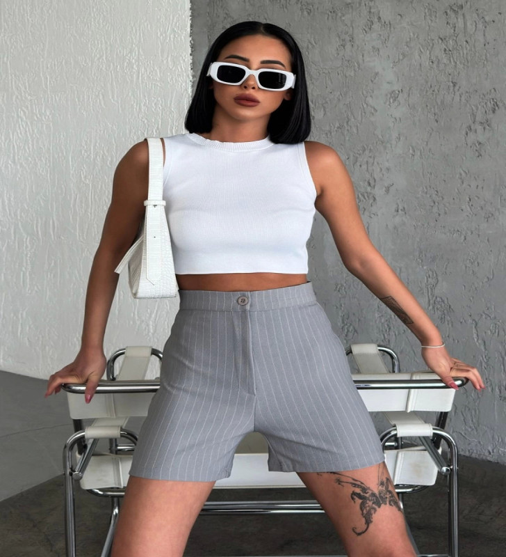 Zarif ve Şıklığı Bir Arada Sunan Yüksek Bel Krep Esnek Çimalı Çizgili Şort Gri ( Lisinya )