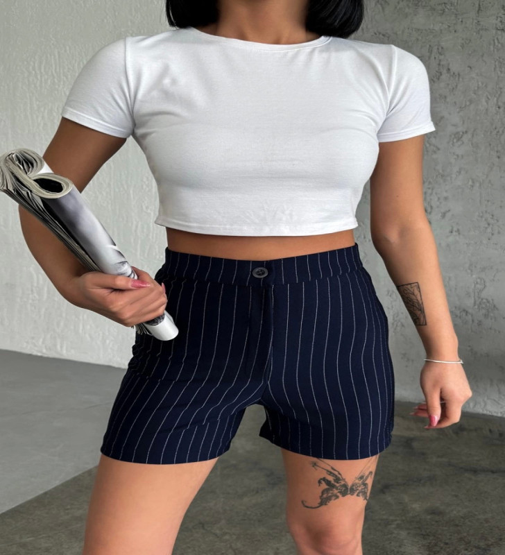 Zarif ve Şıklığı Bir Arada Sunan Yüksek Bel Krep Esnek Çimalı Çizgili Şort Lacivert ( Lisinya )
