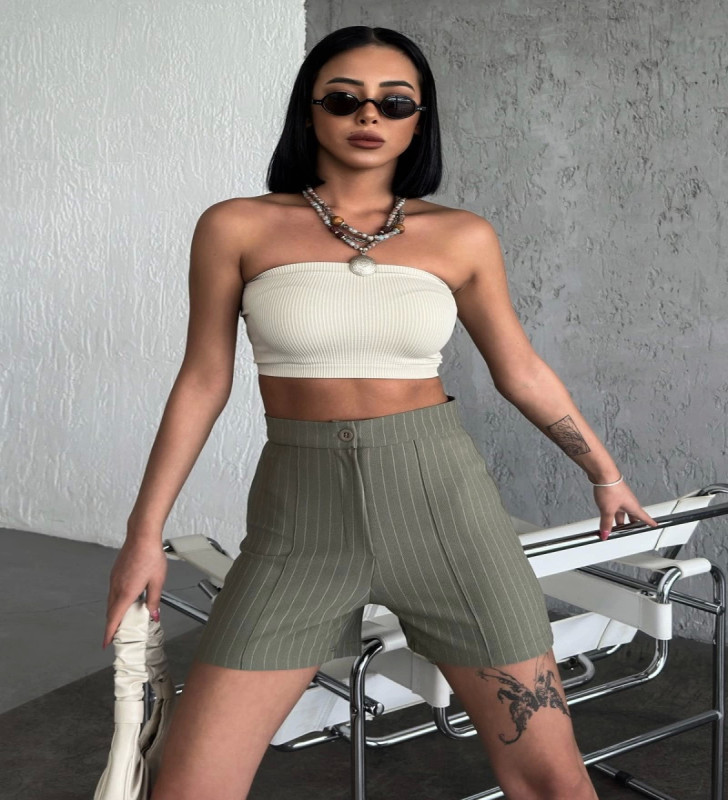 Zarif ve Şıklığı Bir Arada Sunan Yüksek Bel Krep Esnek Çimalı Çizgili Şort Haki ( Lisinya )