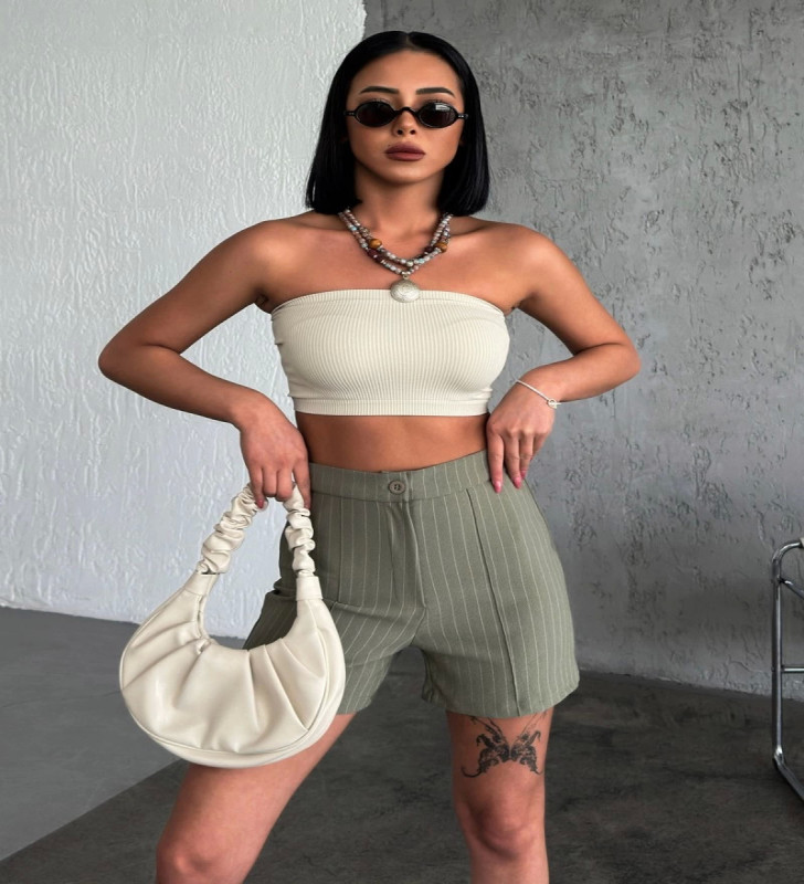 Zarif ve Şıklığı Bir Arada Sunan Yüksek Bel Krep Esnek Çimalı Çizgili Şort Haki ( Lisinya )