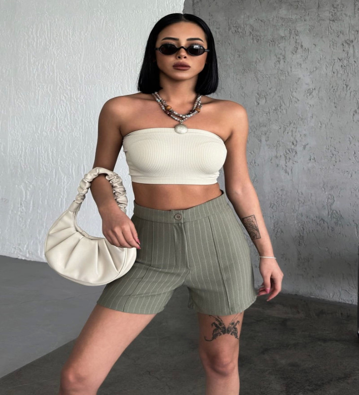 Zarif ve Şıklığı Bir Arada Sunan Yüksek Bel Krep Esnek Çimalı Çizgili Şort Haki ( Lisinya )