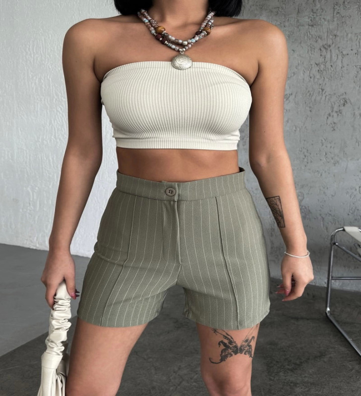 Zarif ve Şıklığı Bir Arada Sunan Yüksek Bel Krep Esnek Çimalı Çizgili Şort Haki ( Lisinya )