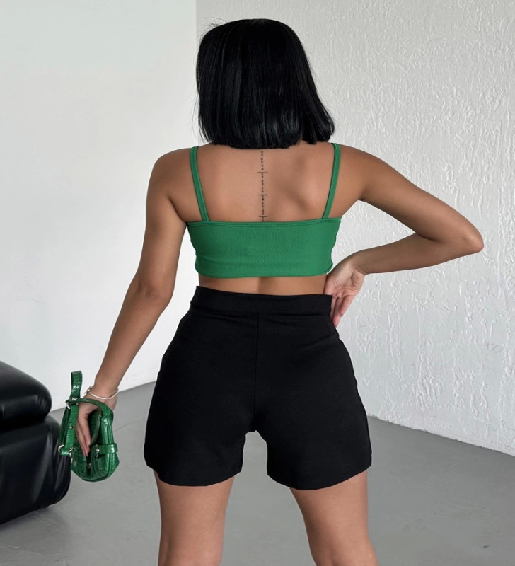 Tarz ve Rahatlığı Bir Arada Sunan Yüksek Bel Esnek Likralı Krep Şort Siyah ( Lisinya )