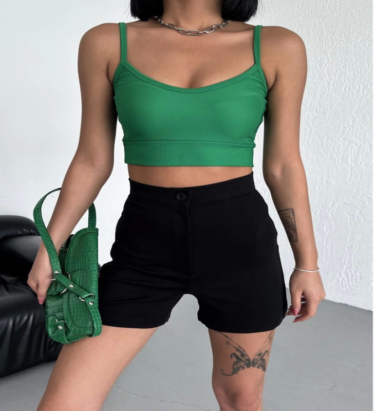 Tarz ve Rahatlığı Bir Arada Sunan Yüksek Bel Esnek Likralı Krep Şort Siyah ( Lisinya )