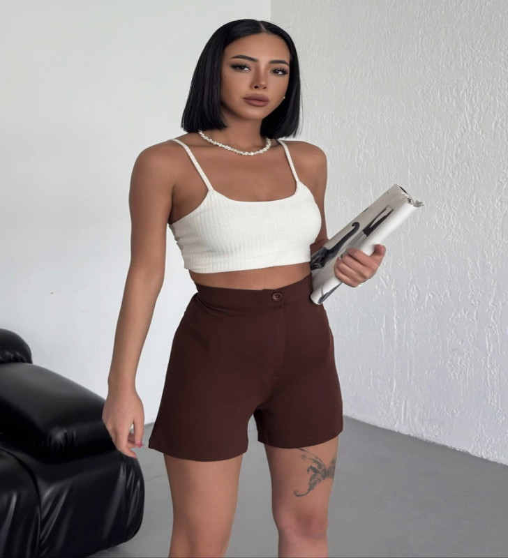 Tarz ve Rahatlığı Bir Arada Sunan Yüksek Bel Esnek Likralı Krep Şort Kahverengi ( Lisinya )