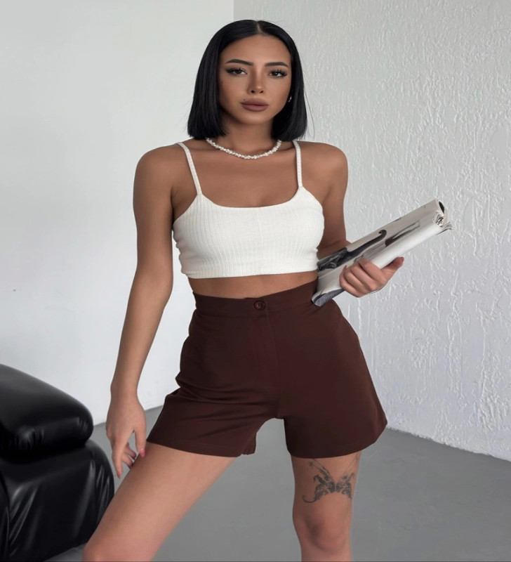 Tarz ve Rahatlığı Bir Arada Sunan Yüksek Bel Esnek Likralı Krep Şort Kahverengi ( Lisinya )