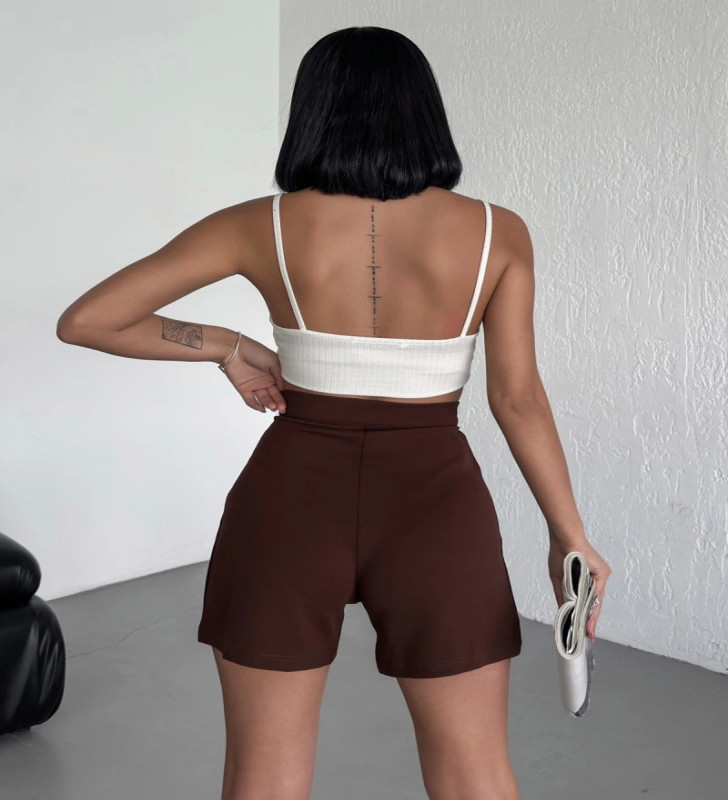 Tarz ve Rahatlığı Bir Arada Sunan Yüksek Bel Esnek Likralı Krep Şort Kahverengi ( Lisinya )